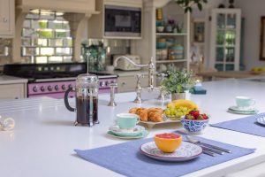 Image of the kitchen island and breakfast